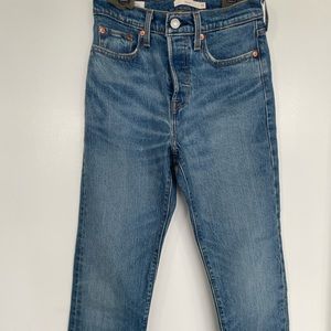 *Fundraiser Levi’s Wedgie. Mid-high rise, med wash, 99% cotton, 1% elastane.